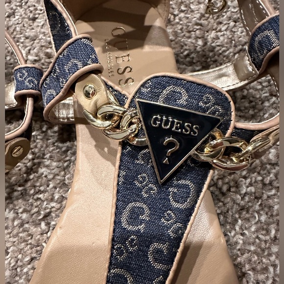 Guess monogram navy gold sandals women’s size 8 - Picture 2 of 6